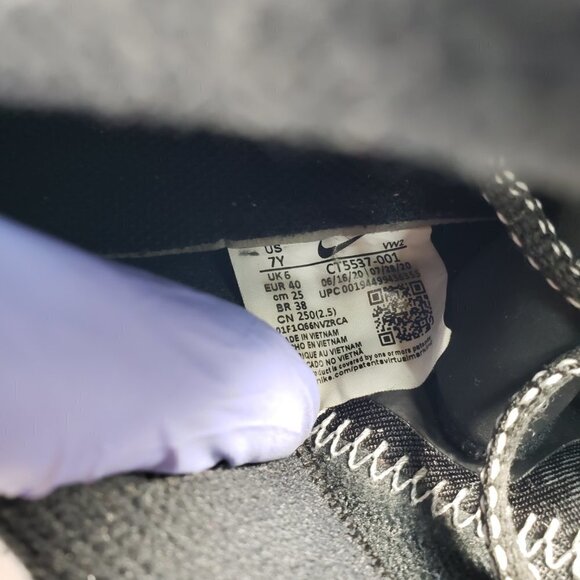 BOY Good Condition Sneakers, Black and White Nike, Size 7Y - Picture 7 of 11